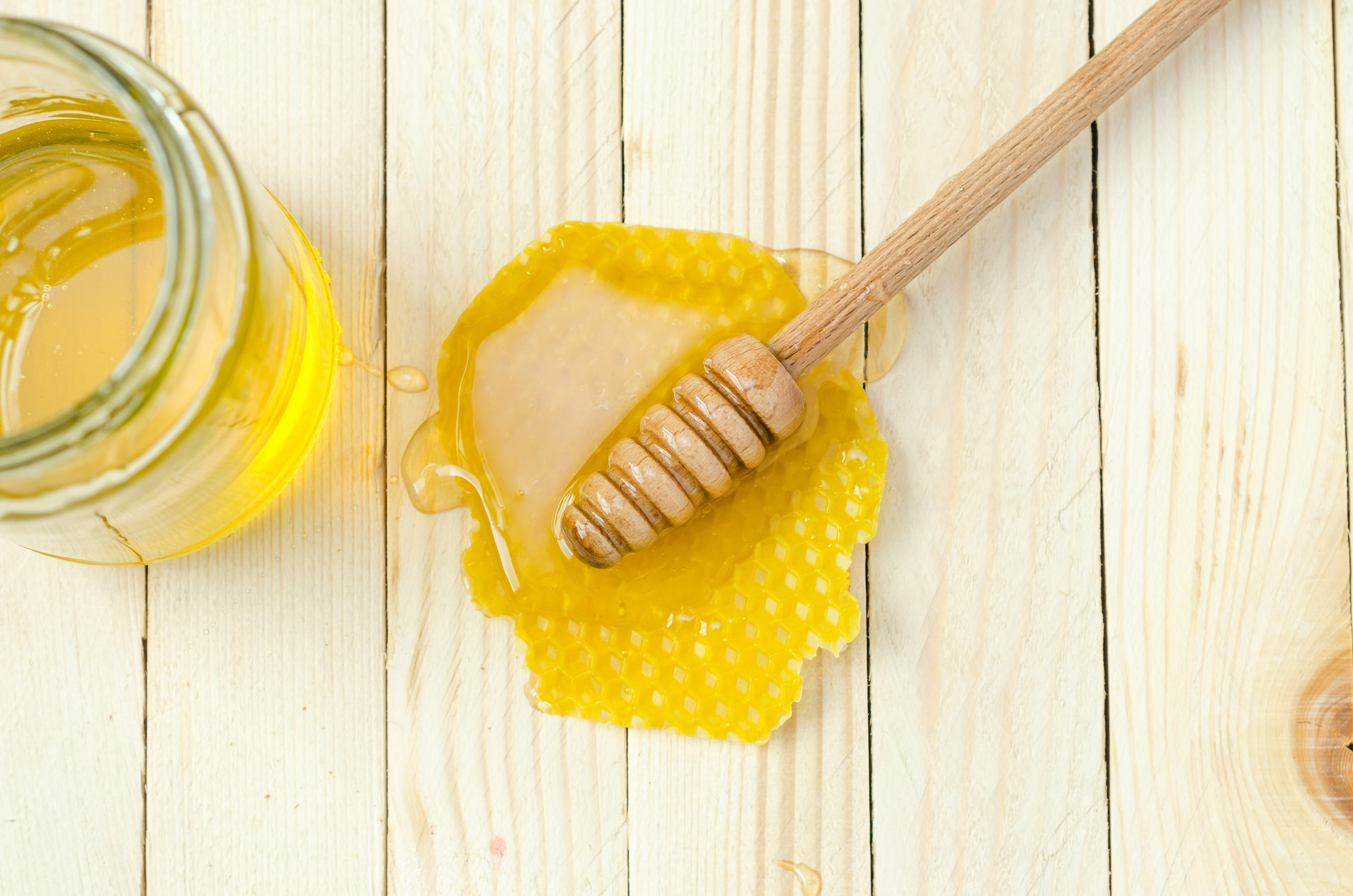 Honey медовый. Мёд натуральный. Соты меда. Мед на столе вид сверху. Мед с ложечкой для меда вид сверху.